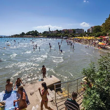 1 Bedroom In Apartment Split