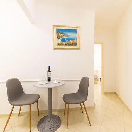 1 Bedroom In Apartment Split
